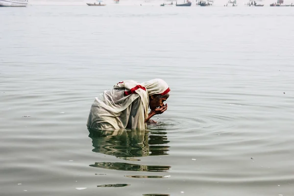 Varanasi Indiach Listopada 2018 Widok Nieznany Stara Indianka Modląc Się — Zdjęcie stockowe