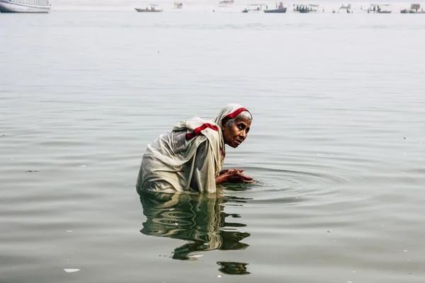 Varanasi Indiach Listopada 2018 Widok Nieznany Stara Indianka Modląc Się — Zdjęcie stockowe