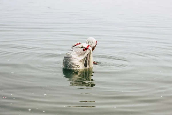 Varanasi India Noviembre 2018 Vista Una Anciana India Desconocida Rezando —  Fotos de Stock