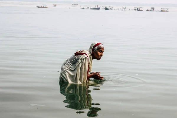 瓦拉纳西印度2018年11月10日上午在瓦拉纳西恒河中祈祷的不明身份的印度老妇女的观点 — 图库照片
