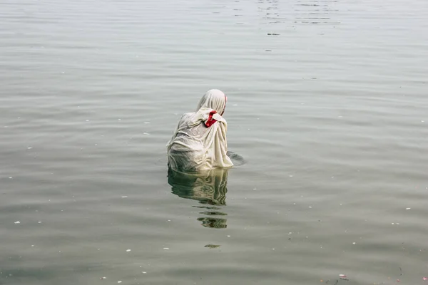 Varanasi India November 2018 View Unknown Old Indian Woman Praying — Stock Photo, Image