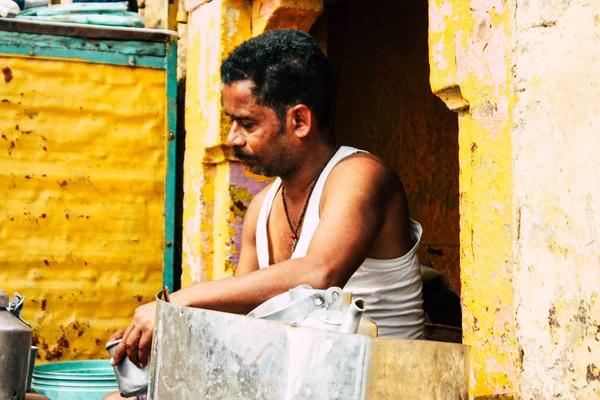 瓦拉纳西印度2018年11月10日下午在瓦拉纳西高士一家小茶馆出售柴菜的不明身份者的观点 — 图库照片