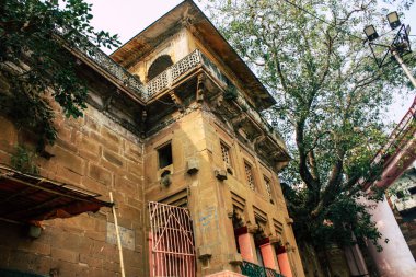 Varanasi Hindistan 10 Kasım 2018 binanın görünümü bulunan Varanasi açık ghats Ganj Nehri öğleden sonra