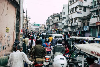 Varanasi Hindistan 10 Kasım 2018 Varanasi eski şehir Arap bölgede pazarda öğleden sonra bilinmeyen insanlar görünümünü