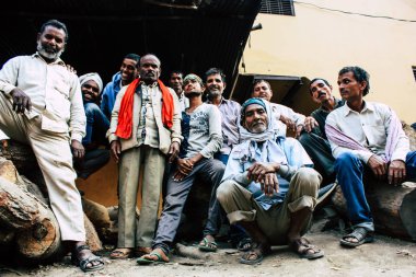 Varanasi Hindistan 10 Kasım 2018 görüntülemek Manikarnika Ghat ön ölü yakma töreni için ahşap satıcıları Ganj Nehri Varanasi öğleden sonra
