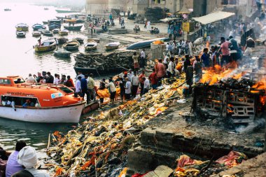 Varanasi Hindistan 10 Kasım 2018 görüntülemek Manikarnika Ghat önünde bilinmeyen bir Hindu kişinin ölü yakma töreni Ganj Nehri Varanasi