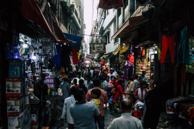 Varanasi Hindistan 10 Kasım 2018 Varanasi eski şehir Arap bölgede pazarda öğleden sonra bilinmeyen insanlar görünümünü