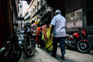 Varanasi Hindistan 10 Kasım 2018 öğleden sonra eski kent Varanasi geleneksel dar sokak görünümü