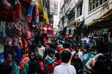 Varanasi Hindistan 10 Kasım 2018 Varanasi eski şehir Arap bölgede pazarda öğleden sonra bilinmeyen insanlar görünümünü