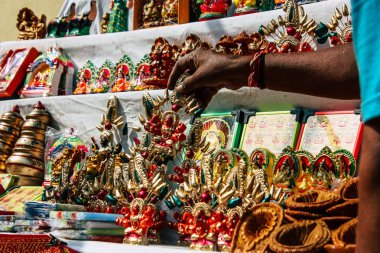 Varanasi Hindistan 7 Kasım 2018 geleneksel dekoratif objeler görünümünü gece Varanasi Diwali festivali için sokakta satılan