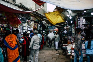 Varanasi Hindistan 10 Kasım 2018 Varanasi eski şehir Arap bölgede pazarda öğleden sonra bilinmeyen insanlar görünümünü