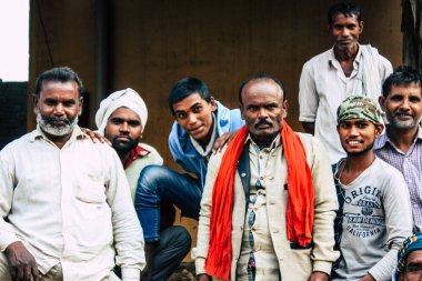 Varanasi Hindistan 10 Kasım 2018 görüntülemek Manikarnika Ghat ön ölü yakma töreni için ahşap satıcıları Ganj Nehri Varanasi öğleden sonra