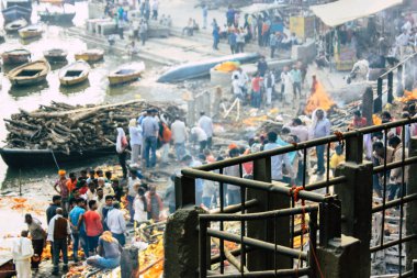 Varanasi Hindistan 10 Kasım 2018 görüntülemek Manikarnika Ghat önünde bilinmeyen bir Hindu kişinin ölü yakma töreni Ganj Nehri Varanasi