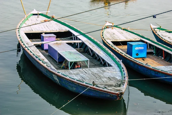 Индия Варанаси Ноября 2018 Года Взгляд Индийские Лодки Припаркованные Реке — стоковое фото