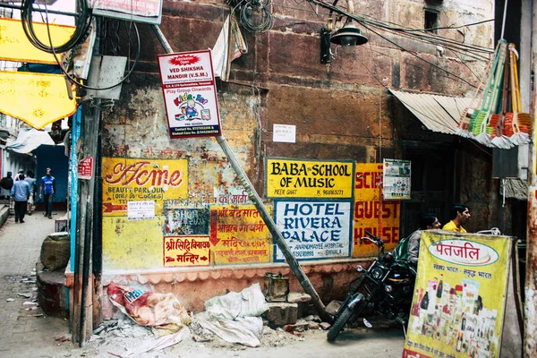 Varanasi Indiach Listopada 2018 Widok Tradycyjny Wąskiej Uliczce Starego Miasta — Zdjęcie stockowe