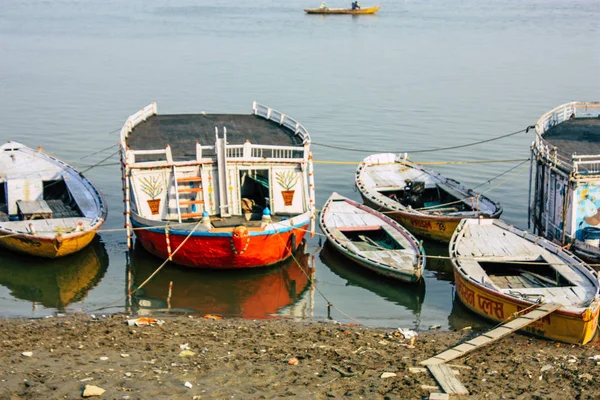 Индия Варанаси Ноября 2018 Года Взгляд Индийские Лодки Припаркованные Реке — стоковое фото