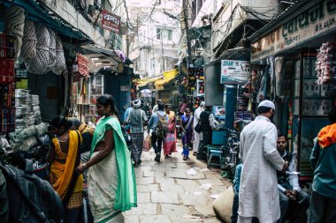 Varanasi Hindistan 10 Kasım 2018 Varanasi eski şehir Arap bölgede pazarda öğleden sonra bilinmeyen insanlar görünümünü