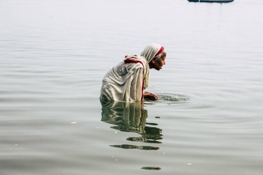 Varanasi Hindistan 10 Kasım 2018 bilinmeyen eski Kızılderili kadın Varanasi, Ganj Nehri'nde öğleden sonra dua görünümünü
