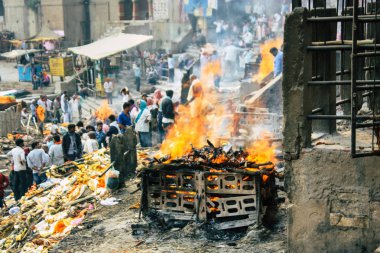 Varanasi Hindistan 10 Kasım 2018 görüntülemek Manikarnika Ghat önünde bilinmeyen bir Hindu kişinin ölü yakma töreni Ganj Nehri Varanasi