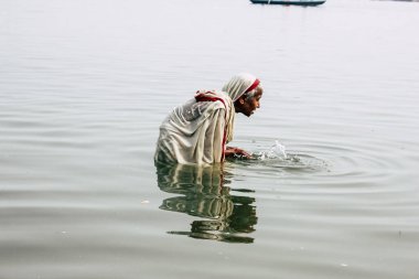 Varanasi Hindistan 10 Kasım 2018 bilinmeyen eski Kızılderili kadın Varanasi, Ganj Nehri'nde öğleden sonra dua görünümünü