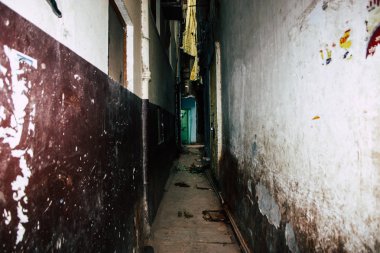 Varanasi Hindistan 10 Kasım 2018 öğleden sonra eski kent Varanasi geleneksel dar sokak görünümü