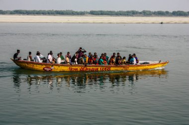 Varanasi Hindistan 8 Kasım 2018 öğleden sonra Ganga Nehri'nde tekne bilinmeyenli turist görünümünü