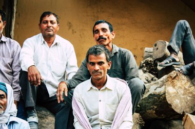 Varanasi Hindistan 10 Kasım 2018 görüntülemek Manikarnika Ghat ön ölü yakma töreni için ahşap satıcıları Ganj Nehri Varanasi öğleden sonra