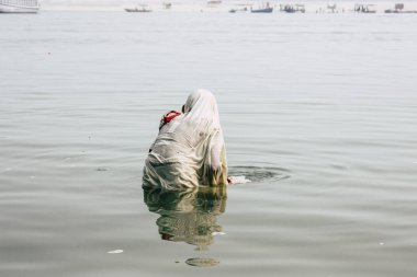 Varanasi Hindistan 10 Kasım 2018 bilinmeyen eski Kızılderili kadın Varanasi, Ganj Nehri'nde öğleden sonra dua görünümünü
