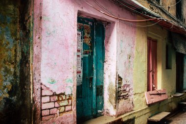 Varanasi Hindistan 10 Kasım 2018 öğleden sonra eski kent Varanasi geleneksel dar sokak görünümü