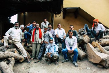 Varanasi Hindistan 10 Kasım 2018 görüntülemek Manikarnika Ghat ön ölü yakma töreni için ahşap satıcıları Ganj Nehri Varanasi öğleden sonra