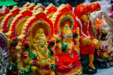 Varanasi Hindistan 7 Kasım 2018 geleneksel dekoratif objeler görünümünü gece Varanasi Diwali festivali için sokakta satılan