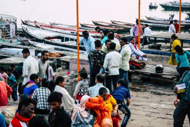 Varanasi Hindistan 8 Kasım 2018 görüntülemek bilinmeyenli Hint insanlar Varanasi açık ghats ziyaret Ganga nehir öğleden sonra