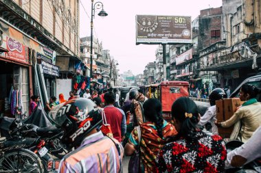 Varanasi Hindistan 10 Kasım 2018 Varanasi eski şehir Arap bölgede pazarda öğleden sonra bilinmeyen insanlar görünümünü