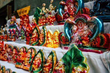 Varanasi Hindistan 7 Kasım 2018 geleneksel dekoratif objeler görünümünü gece Varanasi Diwali festivali için sokakta satılan