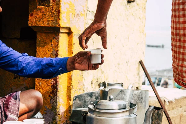 バラナシ インド 2018 日午後にバラナシ ガートの小さな紅茶屋でチャイを販売する未知の人々 のビュー — ストック写真