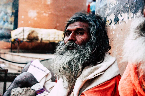 104 Varanasi Índia Novembro 2018 Vista Saddhu Sagrado Desconhecido Sentado — Fotografia de Stock