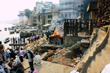 Varanasi Hindistan 10 Kasım 2018 görüntülemek Manikarnika Ghat önünde bilinmeyen bir Hindu kişinin ölü yakma töreni Ganj Nehri Varanasi