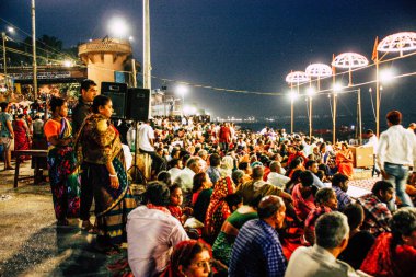 Varanasi Hindistan 8 Kasım 2018 görüntülemek Varanasi açık ghats Aarti yangın törene katılan bilinmeyen kişi, Ganj Nehri geceleri
