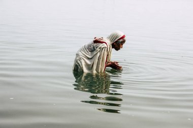 Varanasi Hindistan 10 Kasım 2018 bilinmeyen eski Kızılderili kadın Varanasi, Ganj Nehri'nde öğleden sonra dua görünümünü