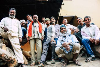 Varanasi Hindistan 10 Kasım 2018 görüntülemek Manikarnika Ghat ön ölü yakma töreni için ahşap satıcıları Ganj Nehri Varanasi öğleden sonra