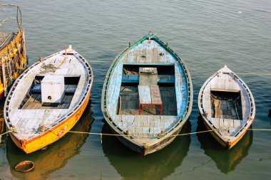 Varanasi Hindistan 8 Kasım 2018 tekne Park Varanasi Ganga nehirde, öğleden sonra Hint görünümü