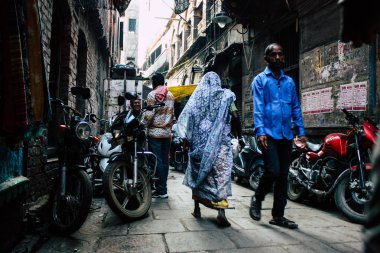 Varanasi Hindistan 10 Kasım 2018 öğleden sonra eski kent Varanasi geleneksel dar sokak görünümü