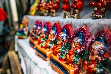 Varanasi Hindistan 7 Kasım 2018 geleneksel dekoratif objeler görünümünü gece Varanasi Diwali festivali için sokakta satılan