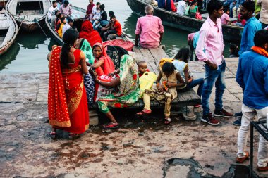 Varanasi Hindistan 8 Kasım 2018 görüntülemek bilinmeyenli Hint insanlar Varanasi açık ghats ziyaret Ganga nehir öğleden sonra