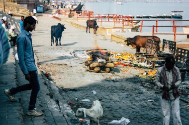 Varanasi Hindistan 8 Kasım 2018 görüntülemek Harishchandra Ghat önünde bilinmeyen bir Hindu kişinin ölü yakma töreni Ganga nehir Varanasi