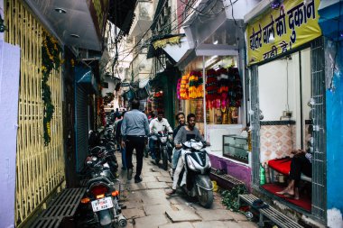 Varanasi Hindistan 10 Kasım 2018 öğleden sonra eski kent Varanasi geleneksel dar sokak görünümü