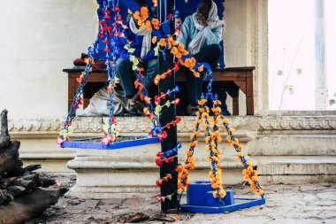 Varanasi Hindistan 10 Kasım 2018 ahşap ve organları, ölü yakma için bir ölçek satışı görünümünü Varanasi Ganj Nehri'nin kıyısında