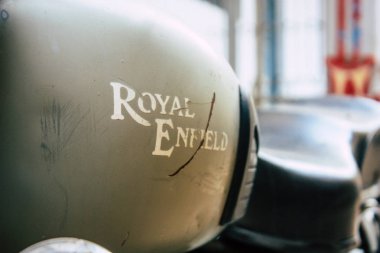 Varanasi Hindistan 11 Kasım 2018 Closeup eski Royal Enfield motosiklet park Varanasi sokaklarında sabah