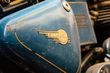 Varanasi Hindistan 11 Kasım 2018 Closeup eski Royal Enfield motosiklet park Varanasi sokaklarında sabah