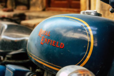 Varanasi Hindistan 11 Kasım 2018 Closeup eski Royal Enfield motosiklet park Varanasi sokaklarında sabah